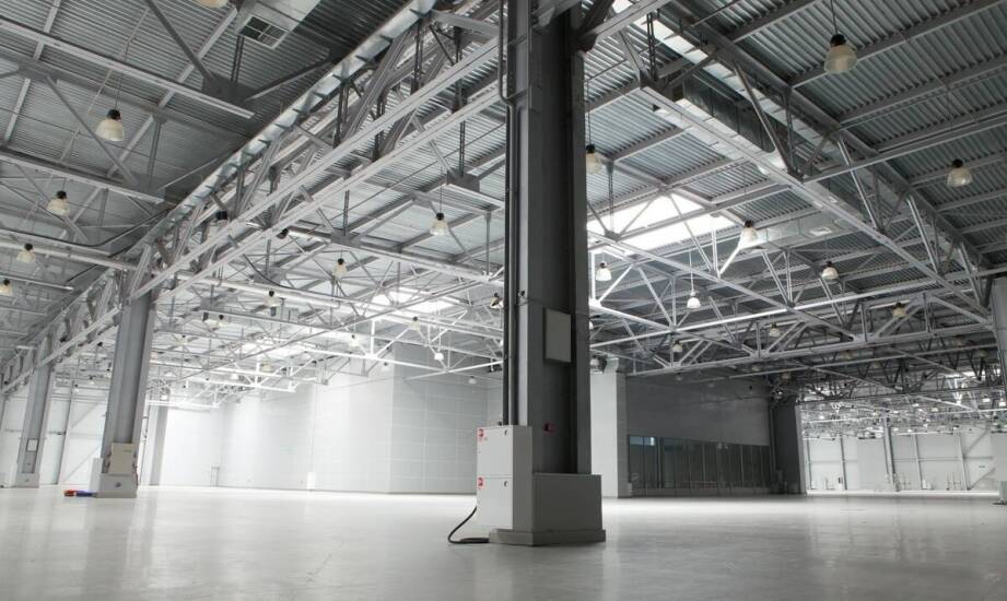 Dlaczego stalowe konstrukcje są idealnym wyborem na magazynowe hale?