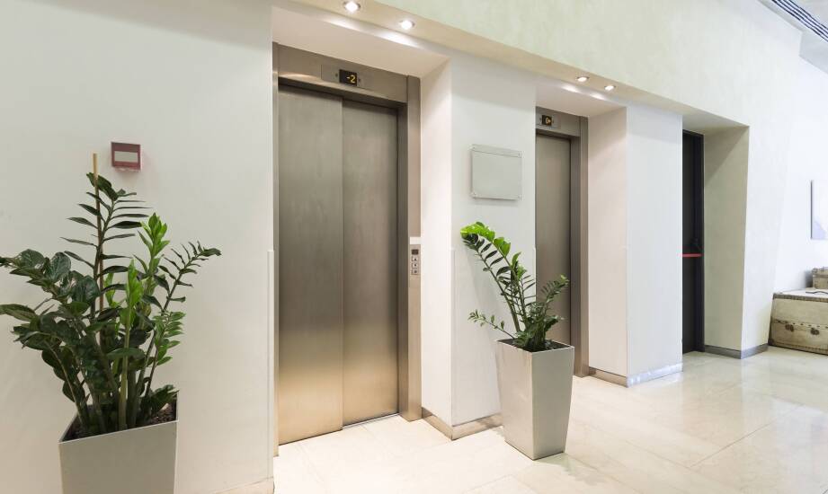 Jakie wyzwania stoją przed projektantami dźwigów w nowoczesnych budynkach?