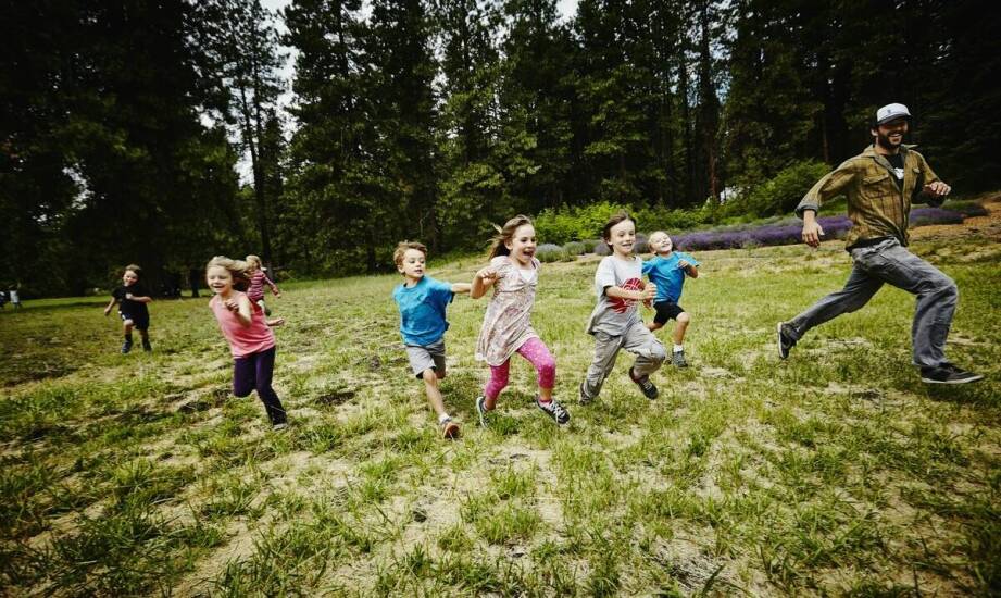Obozy sportowe: Jakie korzyści przynoszą dzieciom w różnym wieku?