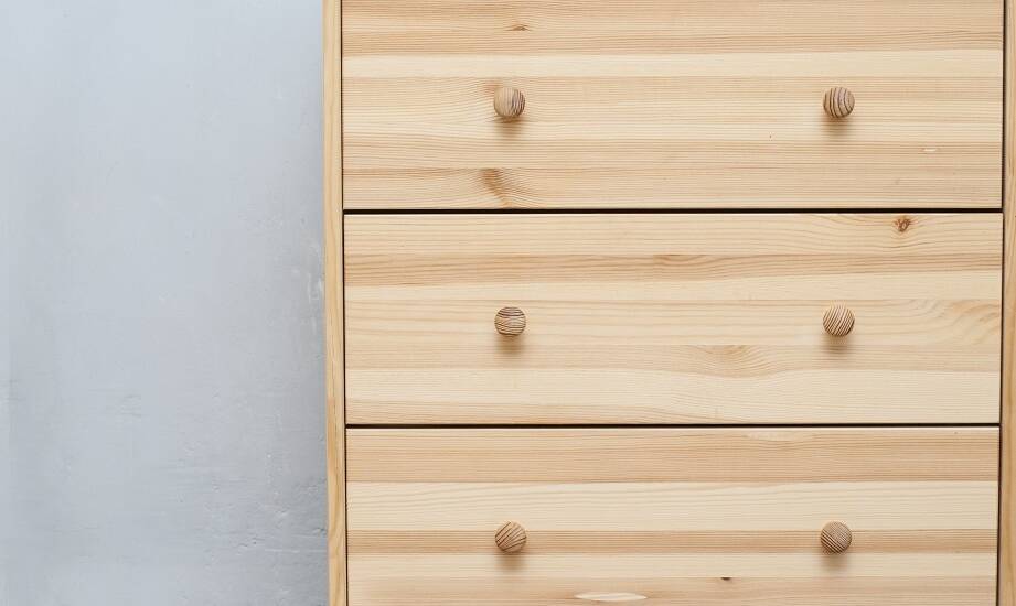 W jakich aranżacjach sprawdza się wysoka komoda z szufladami?