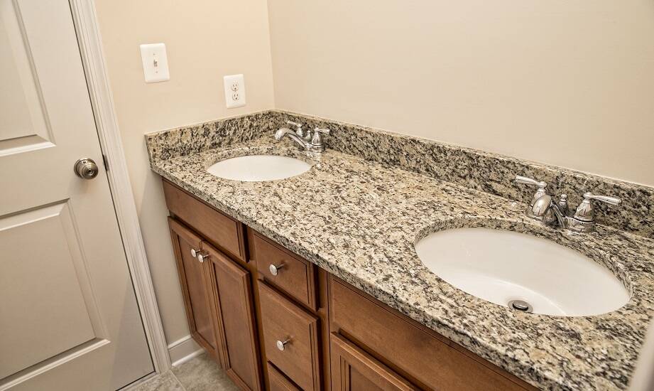 Granitowe blaty do łazienki – dlaczego są odporne na zarysowania?