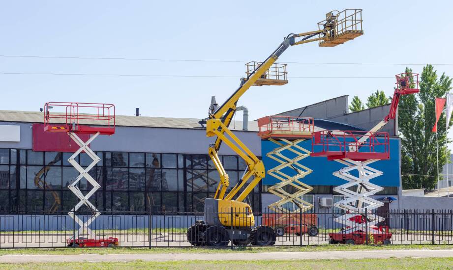 Zalety wynajmu elektrycznych podnośników nożycowych w miejskich przestrzeniach