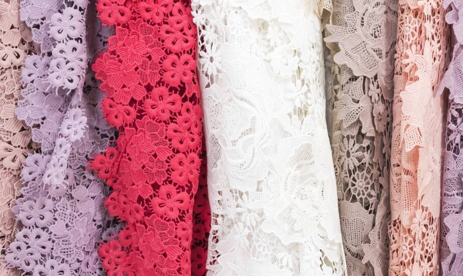 Jakie materiały są najczęściej używane w produkcji obrusów z gipiury?