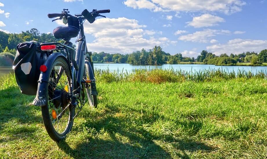 Jakie materiały zapewniają trwałość bagażnika na hak rowerowy dla dwóch rowerów?