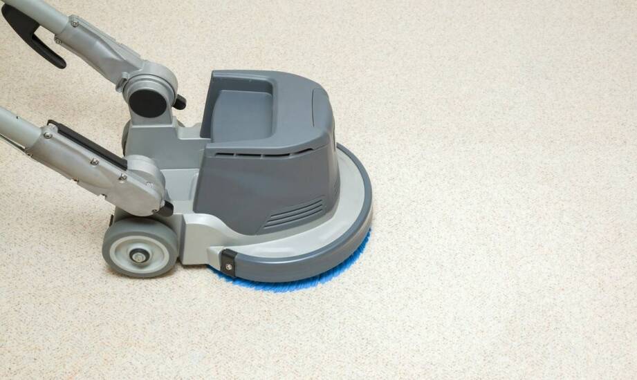 Zastosowanie szorowarek z odsysaniem w obiektach sportowych – kluczowe korzyści