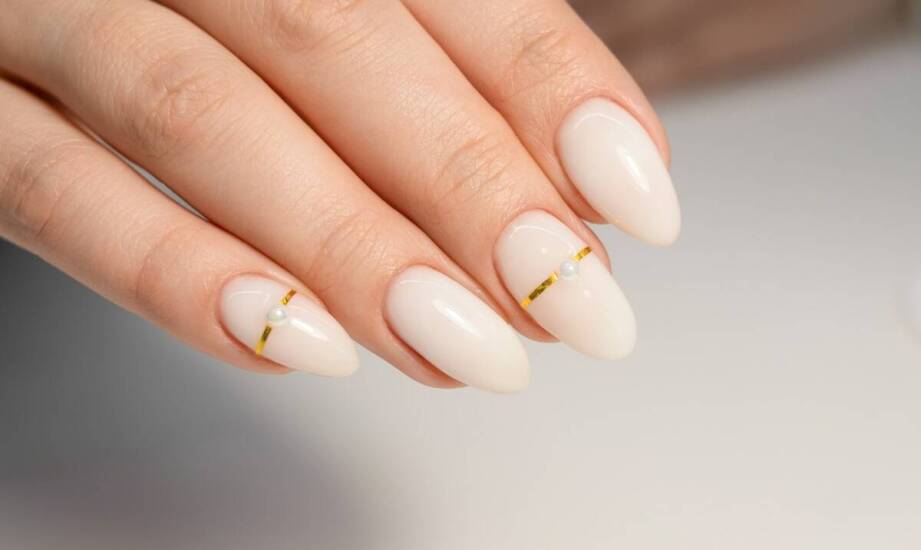 Jak uzyskać efekt flash w hybrydowym manicure?