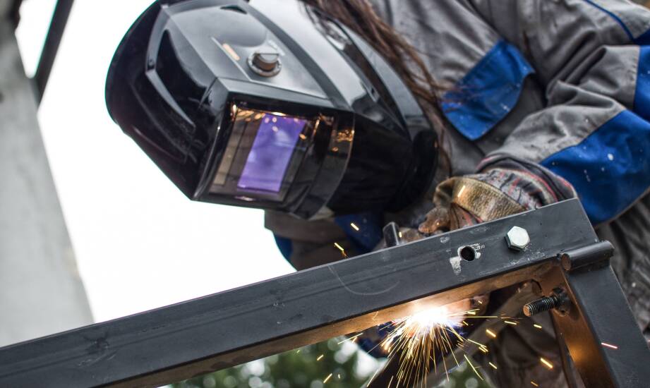 Jakie umiejętności powinien posiadać spawacz czarnej stali?