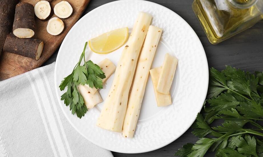 Jakie są najczęstsze zastosowania obranej pietruszki w branży cateringowej?