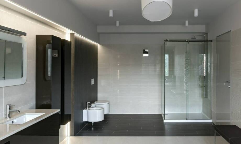 Jakie korzyści niesie zastosowanie czarnej WC szczotki w łazience?