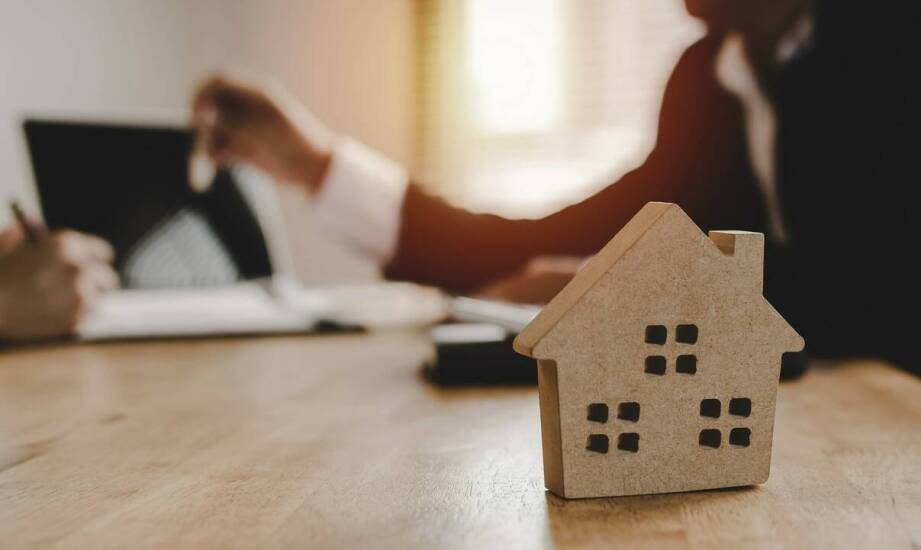 Jakie są wyzwania i korzyści związane z administrowaniem mieszkalnymi nieruchomościami?