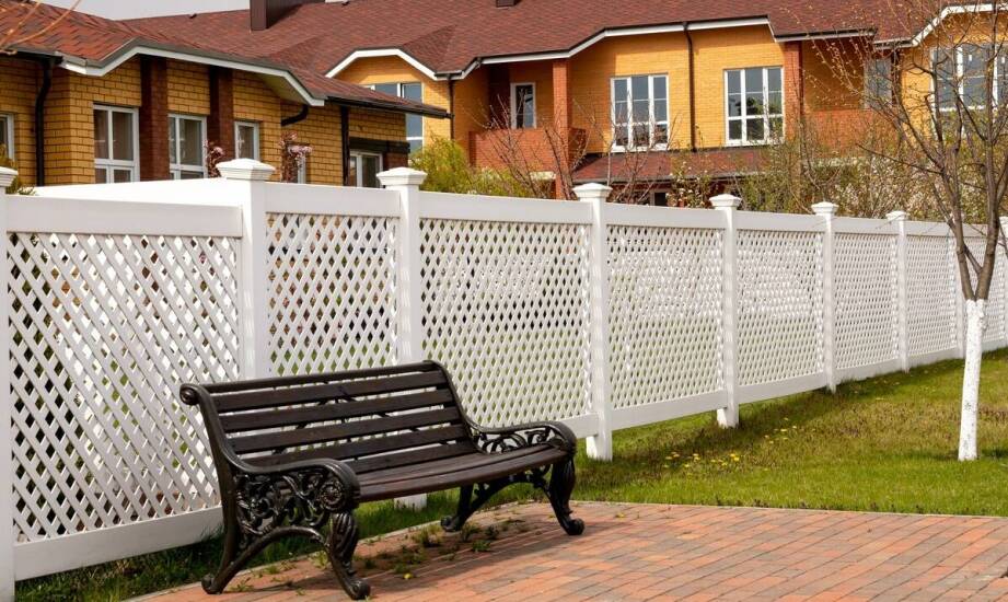 Różnorodność wzorów i kolorów plastikowych ogrodzeń dostępnych na rynku