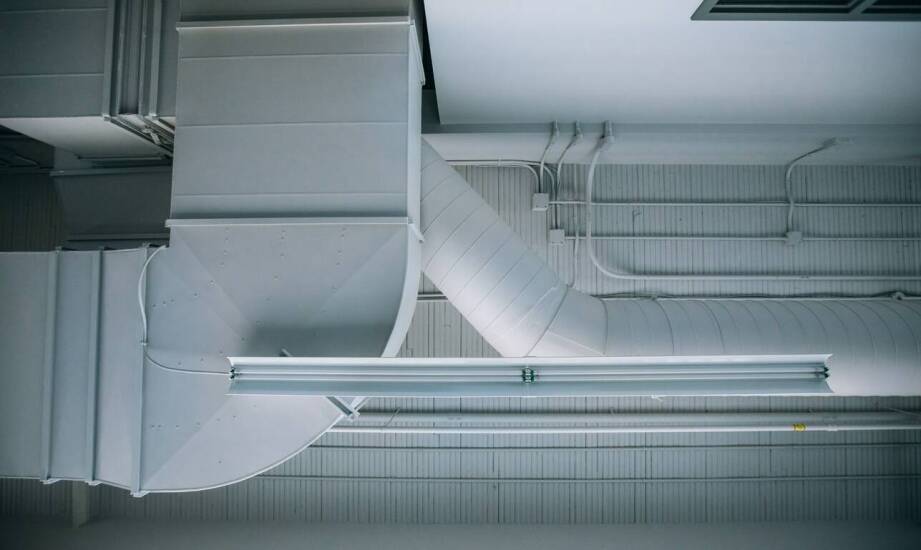 Jak wentylacyjne systemy zapobiegają rozwojowi pleśni i wilgoci?