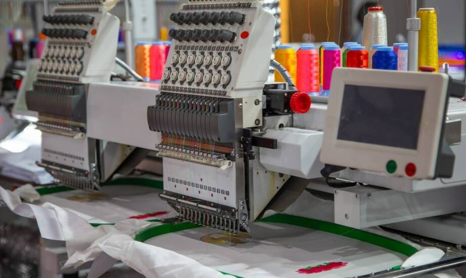 Jak personalizowane hafty z maluchem tworzą niepowtarzalne koszulki?