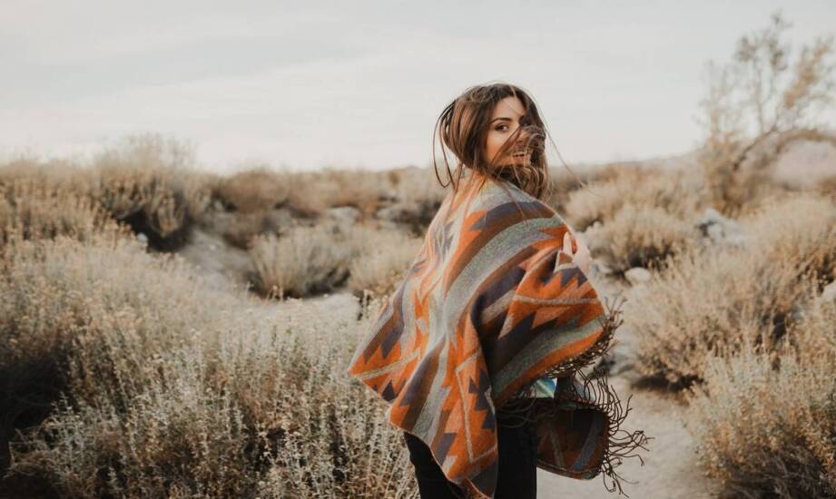 Sweter z kapturem poncho – jak wprowadzić go do codziennej garderoby?