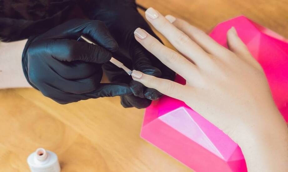 Jakie wyzwania czekają uczestników szkolenia z manicure frezarkowego?