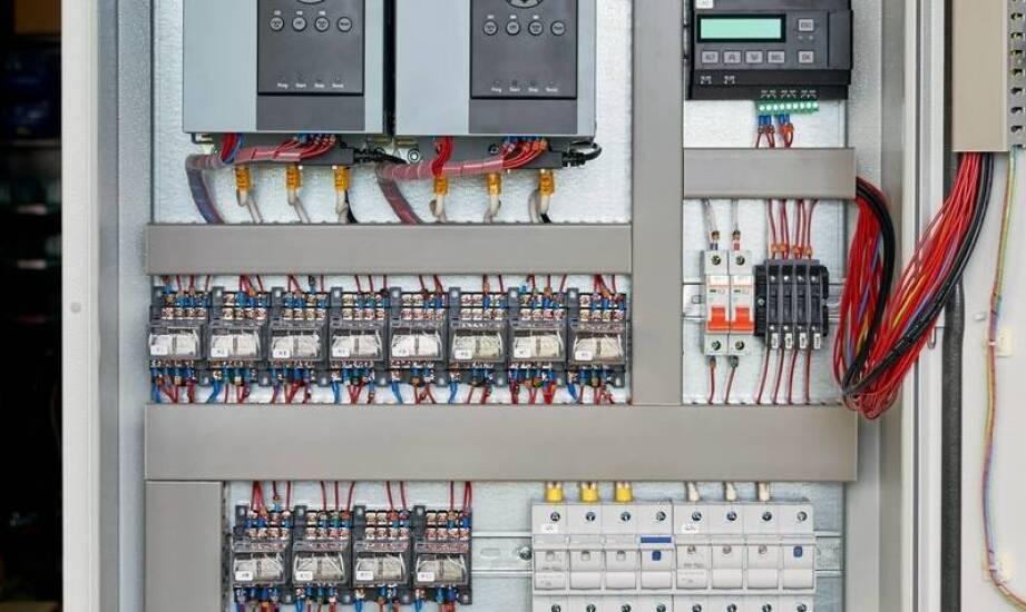 Kluczowe zalety stosowania sterowników EASY EATON w systemach sterowania