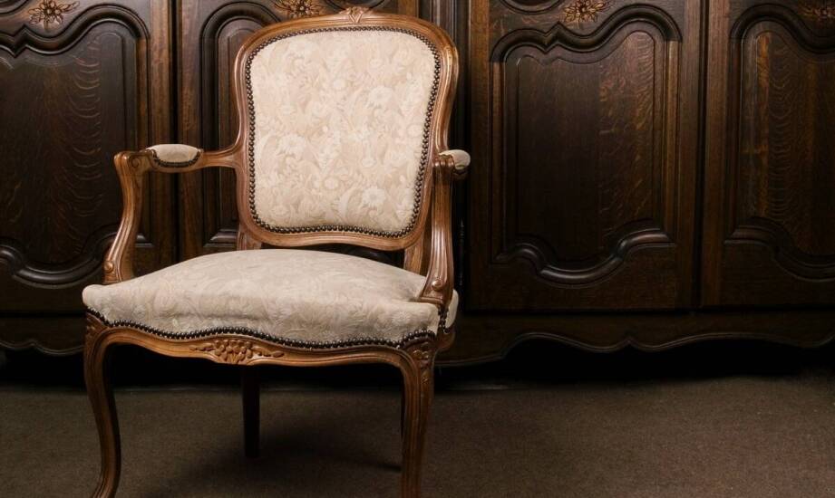 Dlaczego warto korzystać z usług lokalnego skupu antycznych mebli?