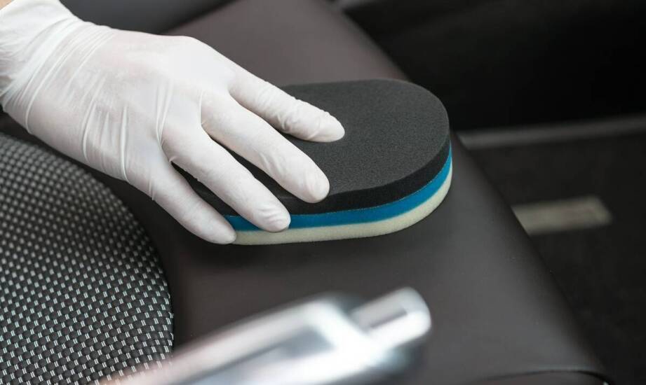 Zmiana koloru wnętrza pojazdu – jak może pomóc samochodowy tapicer?