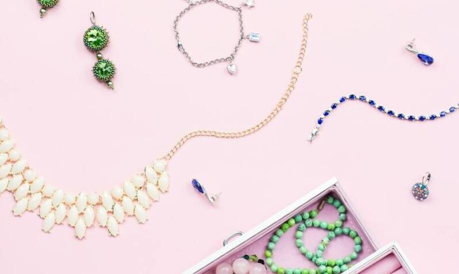 Jakie materiały wybrać na trwałe i eleganckie personalizowane akcesoria ślubne?