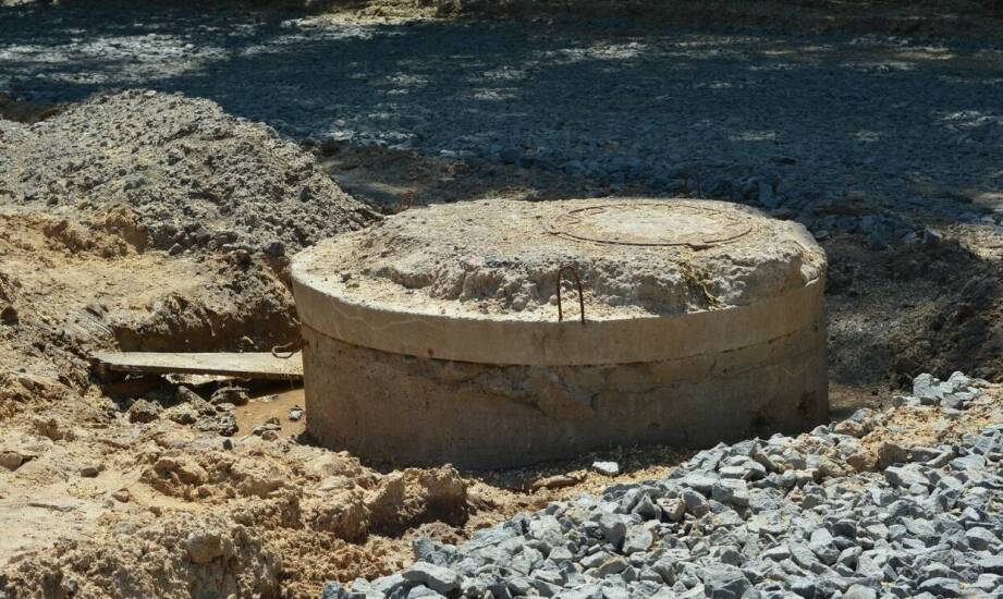 Wykorzystanie betonu w produkcji wytrzymałych szamb – co warto wiedzieć?