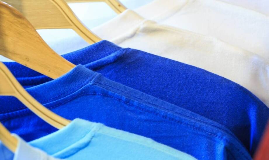 Dlaczego koszulki reklamowe wciąż są dobrym nośnikiem informacji?