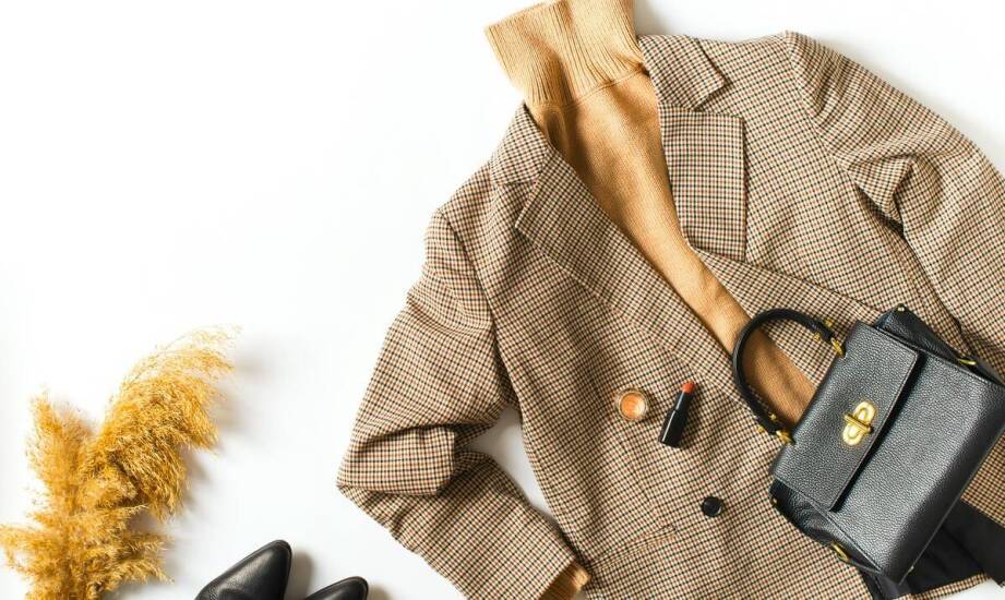 Jakie dodatki najlepiej podkreślą urok futrzanej torebki?