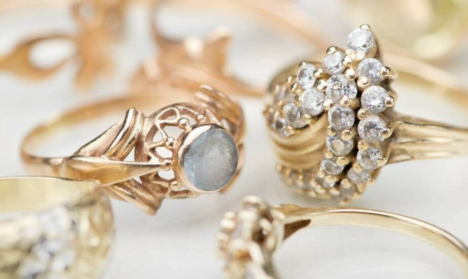 Wpływ wykończenia na wygląd bursztynowych pierścionków