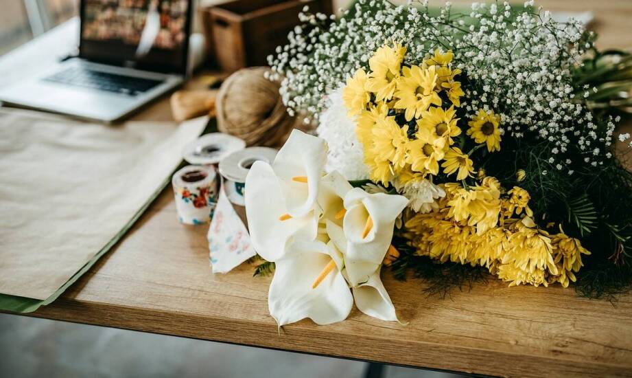 Zastosowanie sztucznych bukietów w projektach DIY dla wnętrz kreatorów