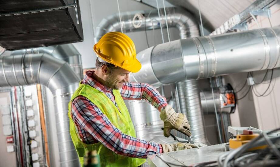 Jak przebiega proces montażu klimatyzacji w produkcyjnych zakładach?