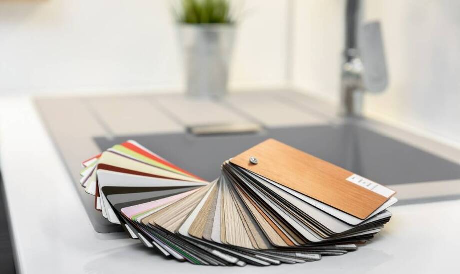 Wybór formatek do drzwi na wymiar – na co zwrócić uwagę?