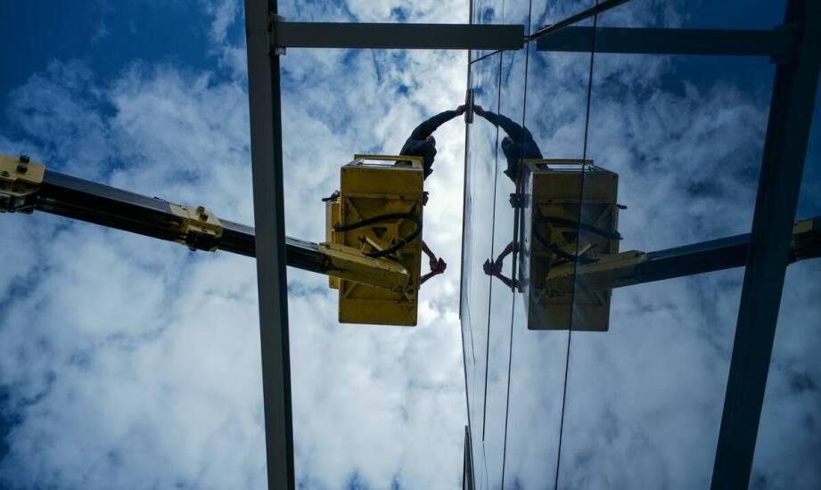 Mycie okien w trudno dostępnych miejscach – jak to robią profesjonaliści?