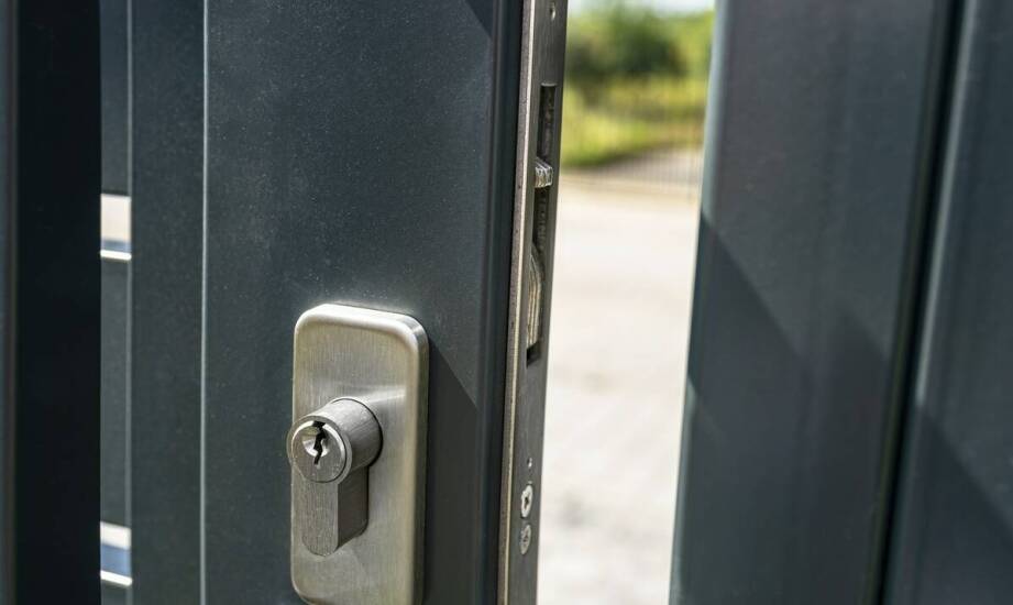 Drzwi wejściowe z inteligentnym zamkiem – nowoczesne rozwiązania