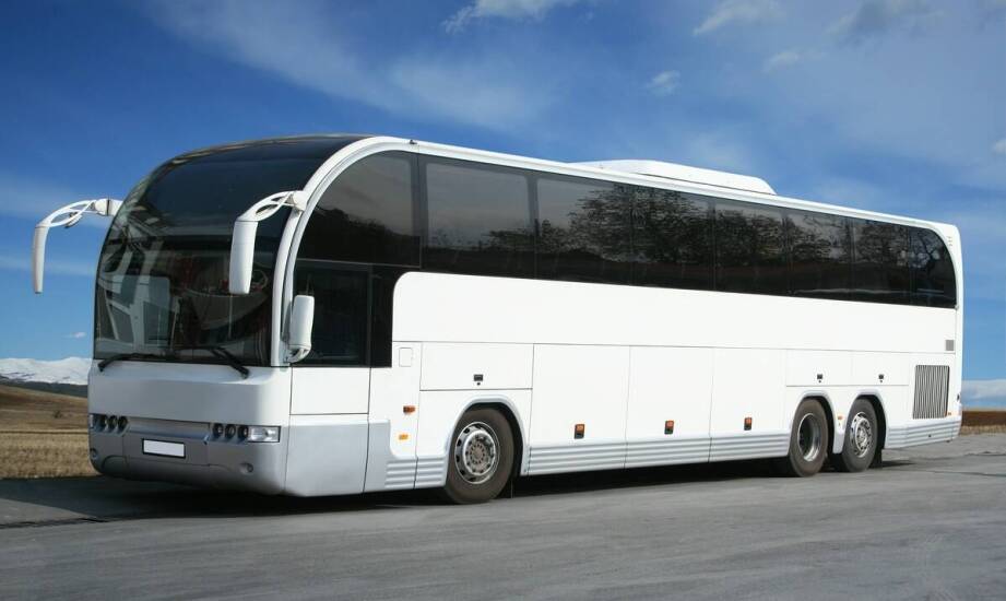 Co obejmuje oferta premium przy wynajmie busa na weekend?