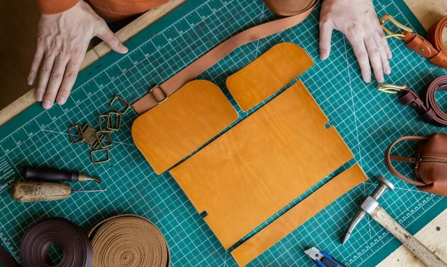 Proces tworzenia breloczków z motywem koniczynki – od projektu do realizacji.