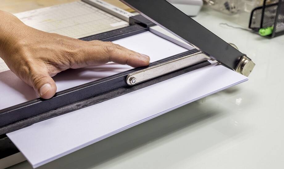 Jakie materiały poza papierem można ciąć za pomocą nowoczesnych gilotyn?