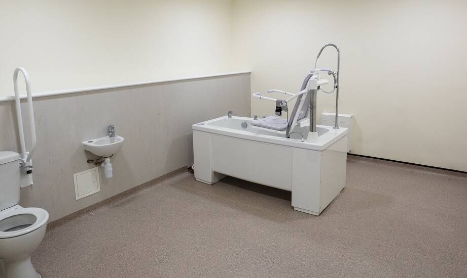 Główne zalety i funkcjonalności elektrycznych podnośników do wanny