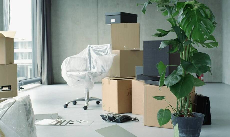 Jakie korzyści przynosi stosowanie papierowych opakowań w biurach?