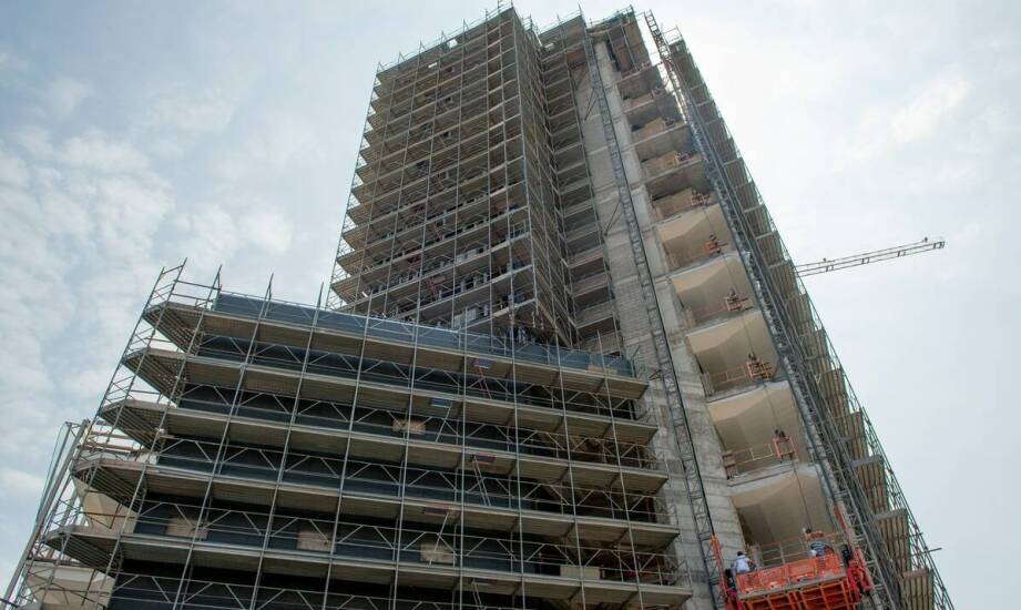 Badania nośności ścian w kontekście instalacji dostawianych stalowych balkonów