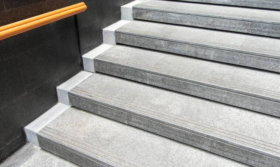 Jak jakość materiałów wpływa na trwałość powlekanych złazowych stopni?