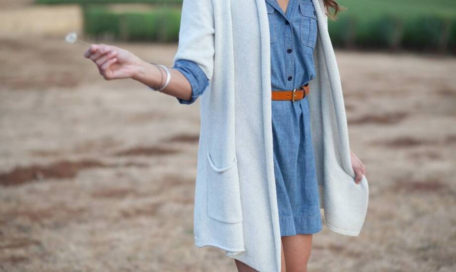 Biały kardigan na guziki zapinany – modowy must-have tego sezonu