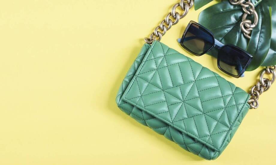 Damska bluzka w serduszka – jak dodać jej charakteru poprzez odpowiednie akcesoria?