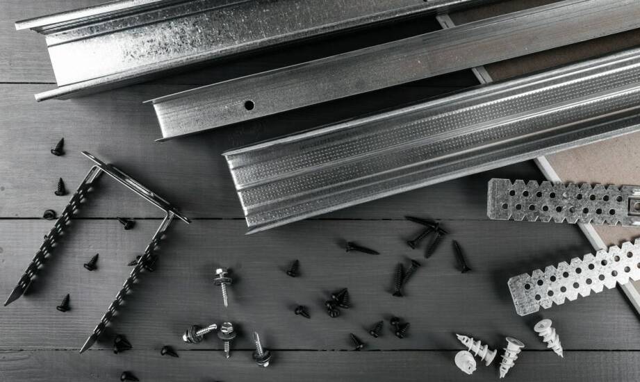 Konfirmaty wkręty w produkcji mebli kuchennych – co warto wiedzieć?