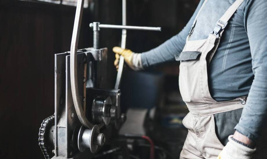 Wykorzystanie gięcia blach w produkcji stalowych konstrukcji