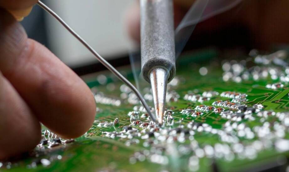 Jak lutowanie pod mikroskopem wspiera naprawę sieciowych modułów w iPhone'ach?