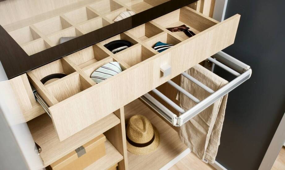 Jakie uzupełniające akcesoria warto rozważyć przy zakupie wysuwanego kosza?