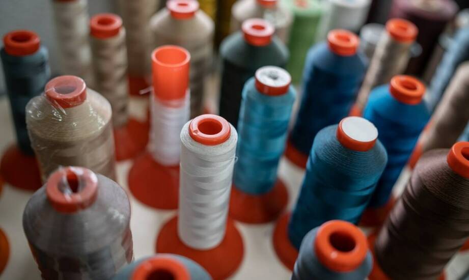 Wpływ jakości poliestrowych nici na trwałość roboczej odzieży