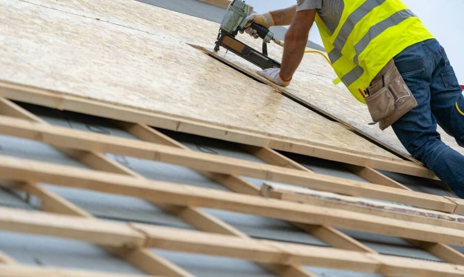 Jakie korzyści niesie profesjonalny montaż dachowych akcesoriów?