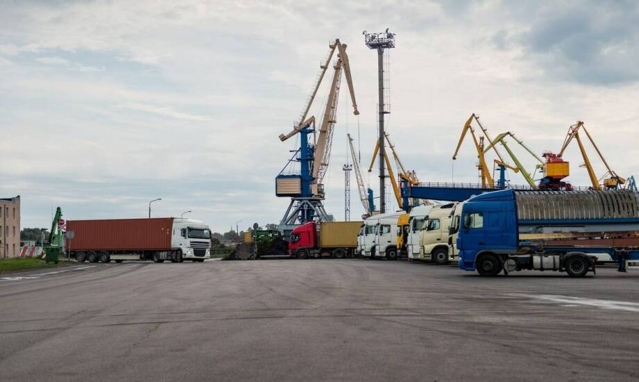 Krok po kroku: Organizacja lądowego transportu aut z USA w Polsce