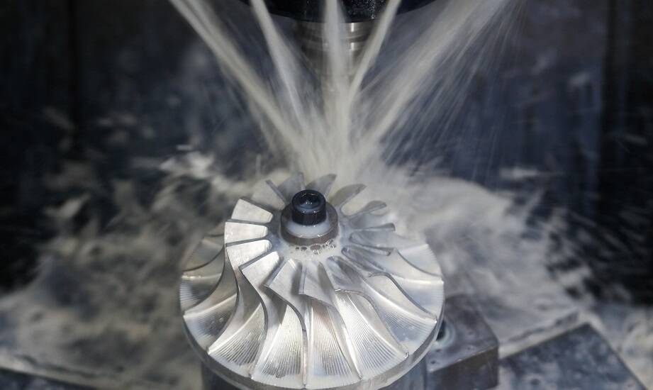 Jak rotacyjne odlewanie wpływa na wytrzymałość produktów z tworzyw sztucznych?