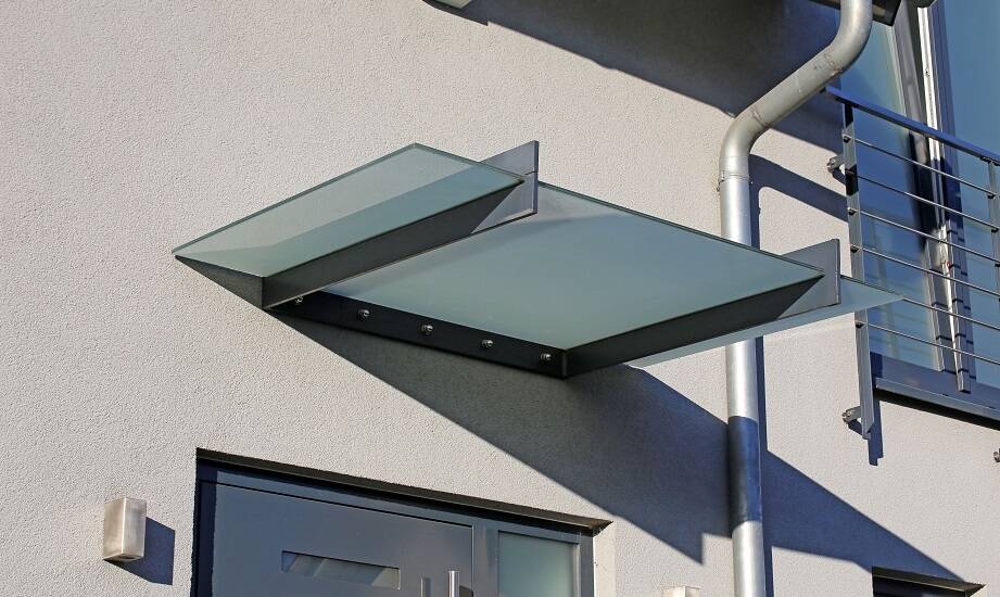 Daszki z PVC nad drzwi - zalety i zastosowania